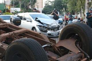 Apesar da gravidade do acidente, envolvidos tiveram apenas escoriações (Foto: Marcos Ermínio)