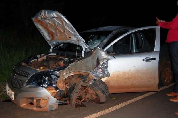 Motociclista tenta ultrapassagem, bate de frente com picape e morre