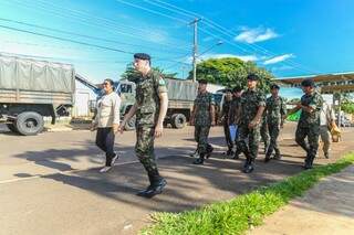 No Bairro Guanandi militares do Exército ajudaram a combater criadouros do Aedes. (Foto: Fernando Antunes)