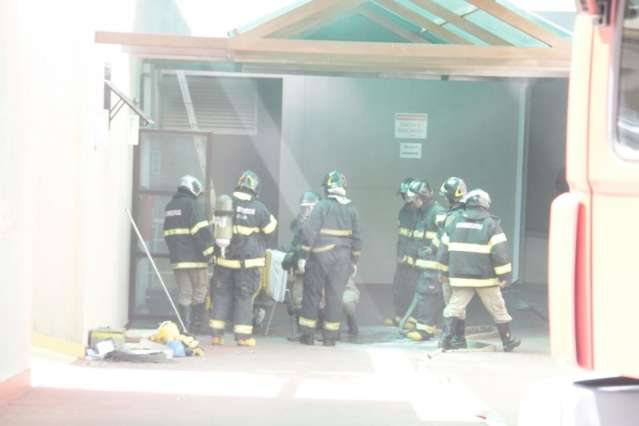 Fritadeira esquecida em fog&atilde;o causa princ&iacute;pio de inc&ecirc;ndio em cozinha de hotel 
