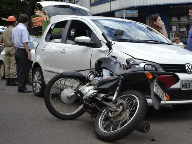  Desrespeito de sinaliza&ccedil;&atilde;o causa acidente e deixa motociclista ferido