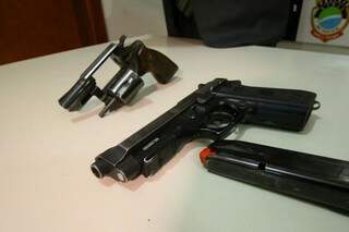 Armas usadas na suposta troca de tiros.(Foto: André Bittar) 