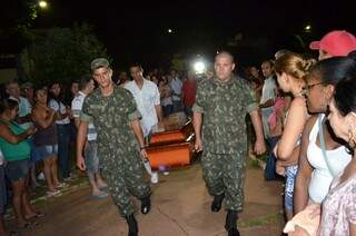 A chegada do corpo da jovem foi acompanhada por 1,5 mil pessoas, estimam familiares. (Foto: Neiva Veiga/O Liberal News)