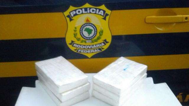 Boliviana &eacute; presa com seis quilos de coca&iacute;na em &ocirc;nibus de MS