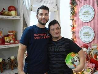 Allan e o irmão Bruno Felipe (Foto: Alana Portela)