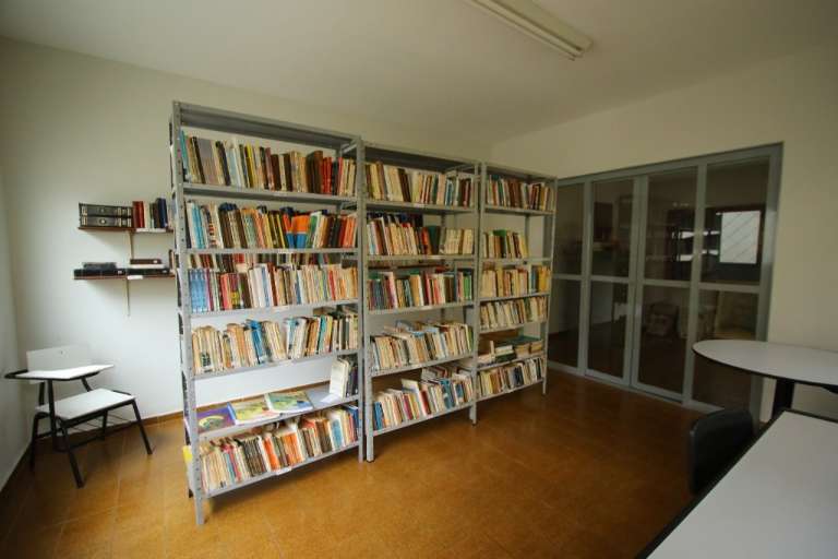 Biblioteca é aberta a quem quiser adotar um livro. (Foto: André Bittar)