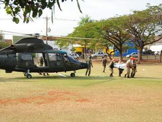 Helicóptero pousou no gramado da Santa Casa de Campo Grande. (Foto: Rodrigo Pazinato)