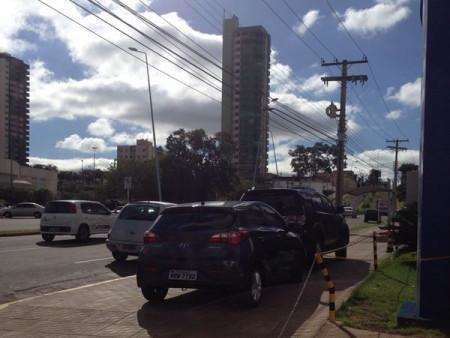 Ve&iacute;culos estacionam em local irregular em frente &agrave; ag&ecirc;ncia banc&aacute;ria