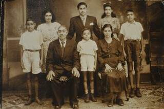 Retrato da família em meados de 1940. (Foto: Alcides Neto)