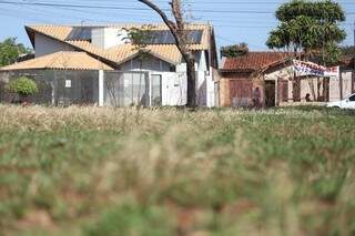 Várias casas estão à venda no bairro (Foto: Marcelo Victor)
