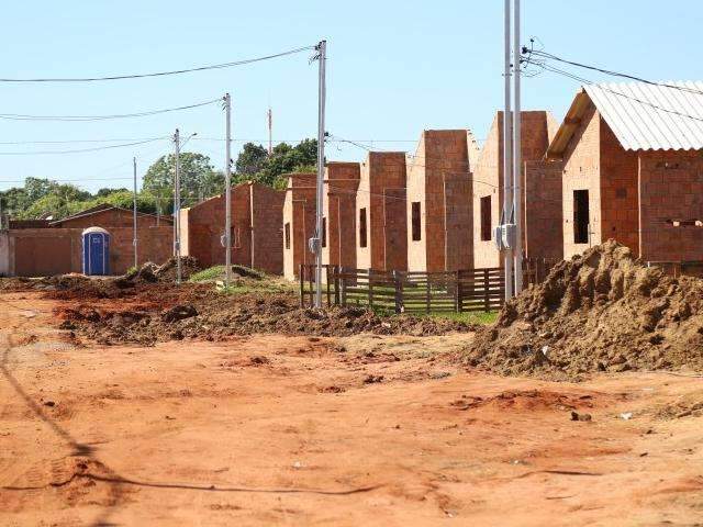 Ainda em barracos, fam&iacute;lias retiradas de favelas clamam por ajuda