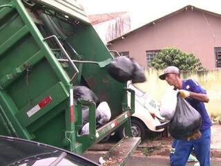 Coleta de lixo em Londrina (Foto: RBC TV/Reprodução)