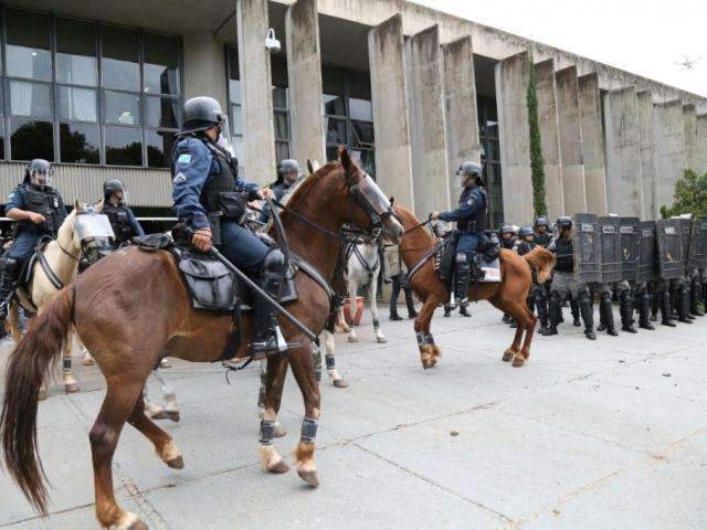 Policiais v&atilde;o continuar na Assembleia e Governadoria ap&oacute;s protestos