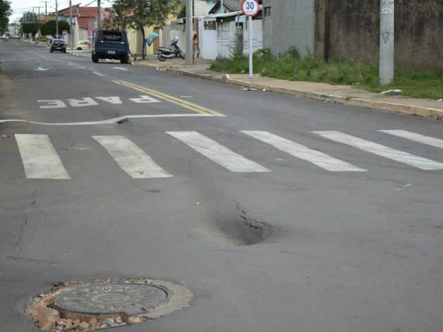  Obra de asfalto que &ldquo;afundou&rdquo; no bairro Tiradentes &eacute; de construtora