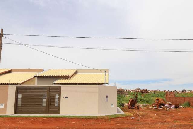 Entre pres&iacute;dio e entulho, bairro tem &#039;boom&#039; imobili&aacute;rio e medo da dengue