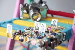 Entre os cacarecos estão botões, brincos, broches e as fotos de avó e avô. (Foto: Fernando Antunes)