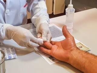 O doador furou o dedo para fazer o teste de anemia (Foto: Alana Portela)
