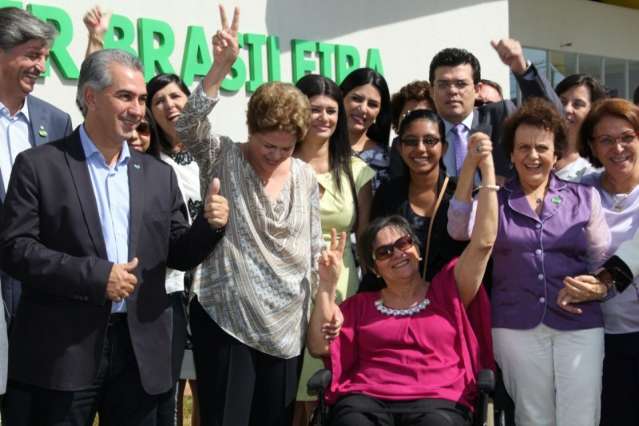 Mulher que deu nome &agrave; lei da viol&ecirc;ncia dom&eacute;stica acompanha inaugura&ccedil;&atilde;o com Dilma