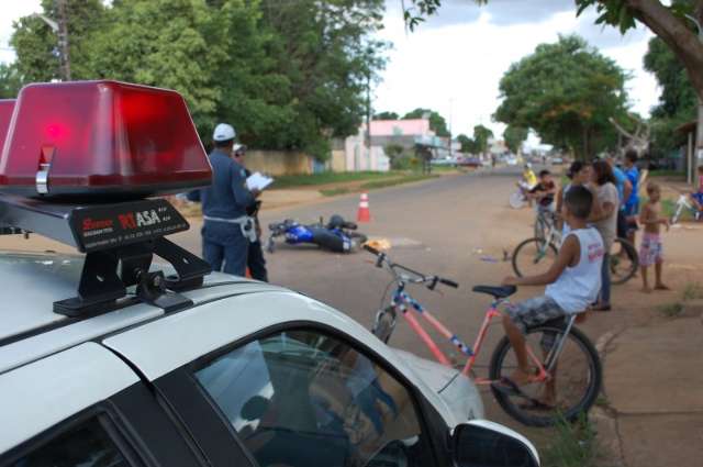 Moto em alta velocidade bate em carro e mulher fica ferida no S&atilde;o Conrado