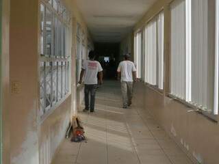 Funcionários da reforma por uma dos corredores da unidade. (Foto: Alcides Neto) 