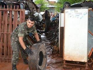 Soldados do Exército auxiliaram na retirada dos materiais do ferro-velho. Trabalho deve durar uma semana. (Foto: Natalia Yahn)