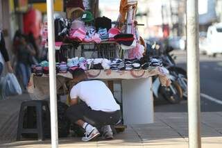 Comércio informal se espalha em frente a lojas. (Foto: Saul Schramm)