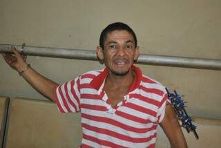 Mesmo operado com pinos no braço, traficante vendia drogas na porta de casa. (Foto: Osvaldo Duarte/Dourados Agora)