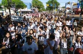 Centenas de pessoas participam de caminhada para pedir paz em Dourados (Foto: Dourados Agora)