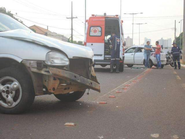 Gr&aacute;vida de 9 meses &eacute; socorrida ap&oacute;s colis&atilde;o entre carros em cruzamento 