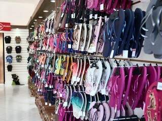 Loja Havaí dos Chinelos, que oferece produtos com uma variedade de modelos e cores aliado ao preço acessível (Foto: Marcos Ermínio)