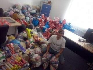 O fundador da ONG, Diego Marques, em meio aos brinquedos que serão doados no domingo (Foto: divulgação)