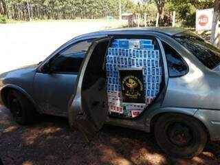 Pacotes escondidos no interior do carro usado por suspeito para transportar mercadoria contrabandeada (Foto: Divulgação/DOF)