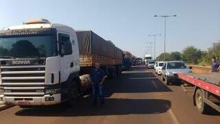 Caminhões parados ontem no bloqueio da MS-156, entre Dourados e Itaporã (Foto: Adilson Domingos)