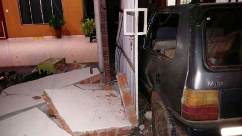 Motorista embriagado bate em muro de duas casas e derruba portão