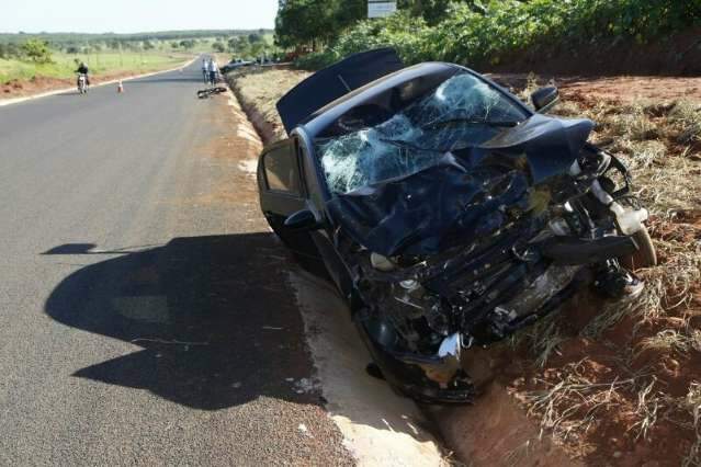 Estado de motociclista &eacute; grave ap&oacute;s acidente que destruiu moto e carro