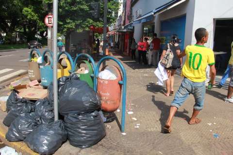 Justiça determina que salário de coletores de lixo seja pago em 24h