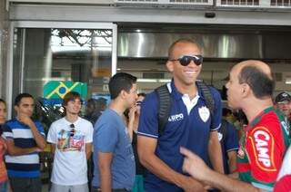 Jogadores da Portuguesa deixam aeroporto pela porta da frente. (Fotos: Bruno Chaves)