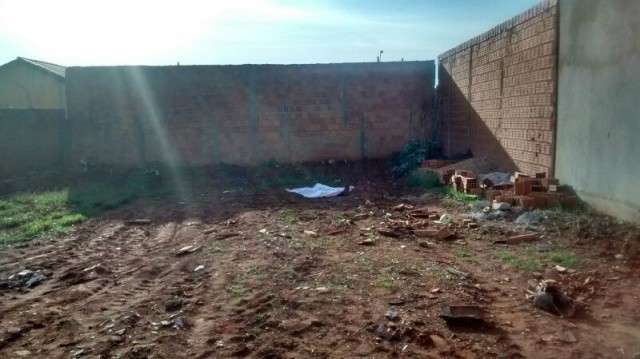 Homem ainda n&atilde;o identificado &eacute; encontrado morto em terreno baldio