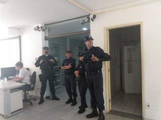 Guardas municipais armados no prédio da reitoria; professores e estudantes protestam contra reitora por chamar polícia para acompanhar reunião do Conselho Universitário (Foto: Direto das Ruas)