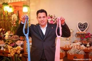 Noivo ainda brincou com as cores da gravata, ora de rosa, ora de azul. (Foto: Images Of Love | Cine + Wedding)