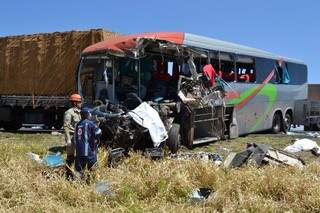 Ônibus ficou destruído. Três pessoas morreram. (Foto: Marcos Ermínio)