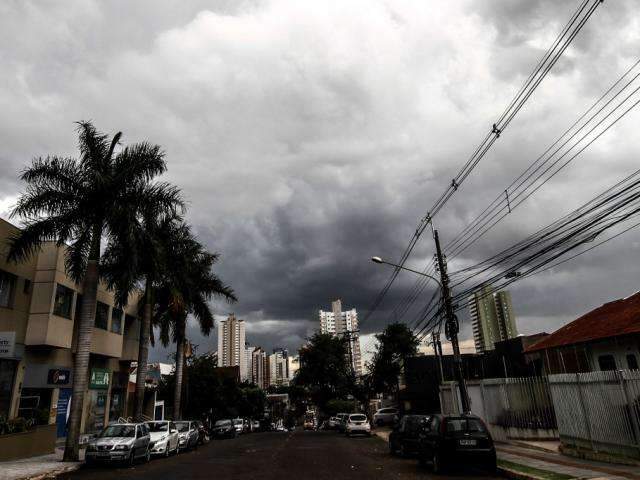 C&eacute;u escuro anuncia chuva e Inmet coloca Capital e 75 cidades em alerta
