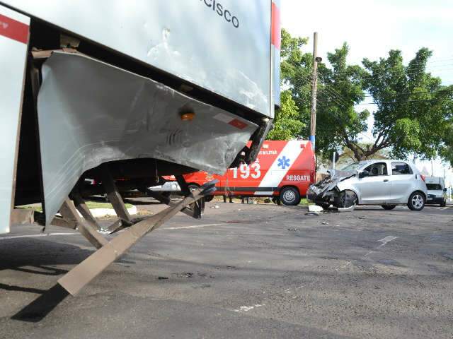  Motorista fica ferida ap&oacute;s colis&atilde;o entre &ocirc;nibus e carro no bairro Santa F&eacute; 