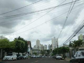 Campo Grande com céu nublado na tarde desta sexta-feira (Foto: Kísie Ainoã)