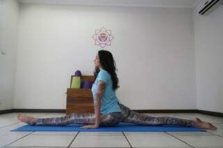 Posturas não diferem de outras modalidades do yoga. (Foto: Alcides Neto)