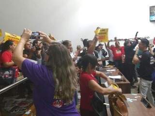 Protesto no plenário (Foto: Leonardo Rocha)