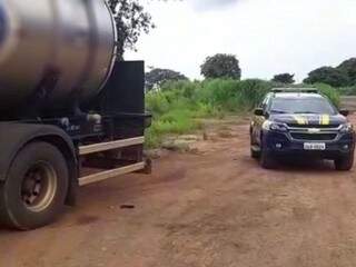 Caminhão de onde o combustível estava sendo retirado. (Foto: Divulgação/PRF) 