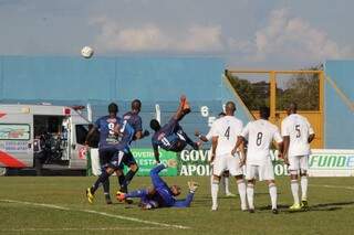 Atacante do Ivinhema manda uma bicicleta, mas a bola vai por cima do gol de França. (Foto: Marcos Ermínio)
