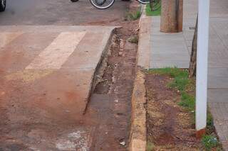 Conforme Agetran, haviam placas de concreto que ligavam travessia à calçada. (Foto: Simão Nogueira)