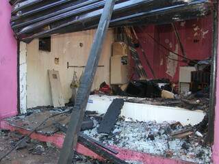 Incêndio na madrugada deste sábado destruiu lojas. (Foto: Simão Nogueira) 